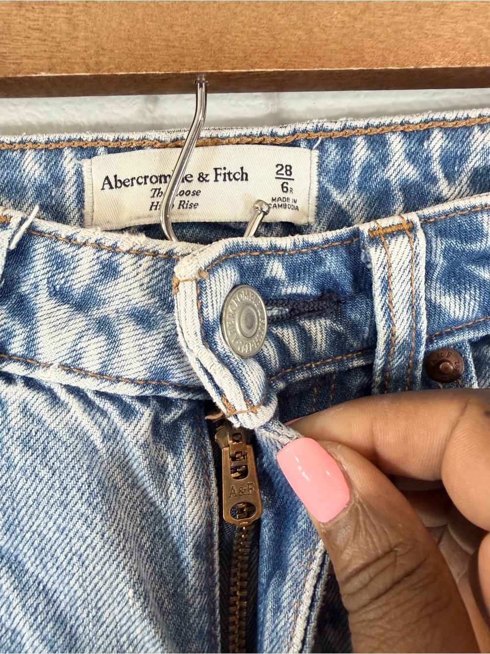 Abercrombie & Fitch Loose High Rise Jeans Size 28/6 Light Wash Rigid Denim - Picture 5 of 12
